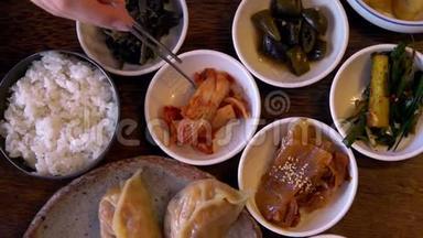 吃泡菜，传统韩国菜与小面菜一起吃。 亚洲正宗美食